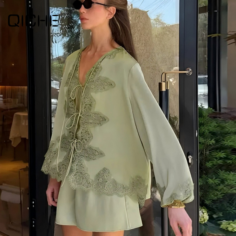 Cami Top Lace - ชุดเสื้อสายเดี่ยวผ้าซาตินลูกไม้และกางเกงขาสั้น QICHE สำหรับผู้หญิง คอลเลกชัน 2026SP คอวี