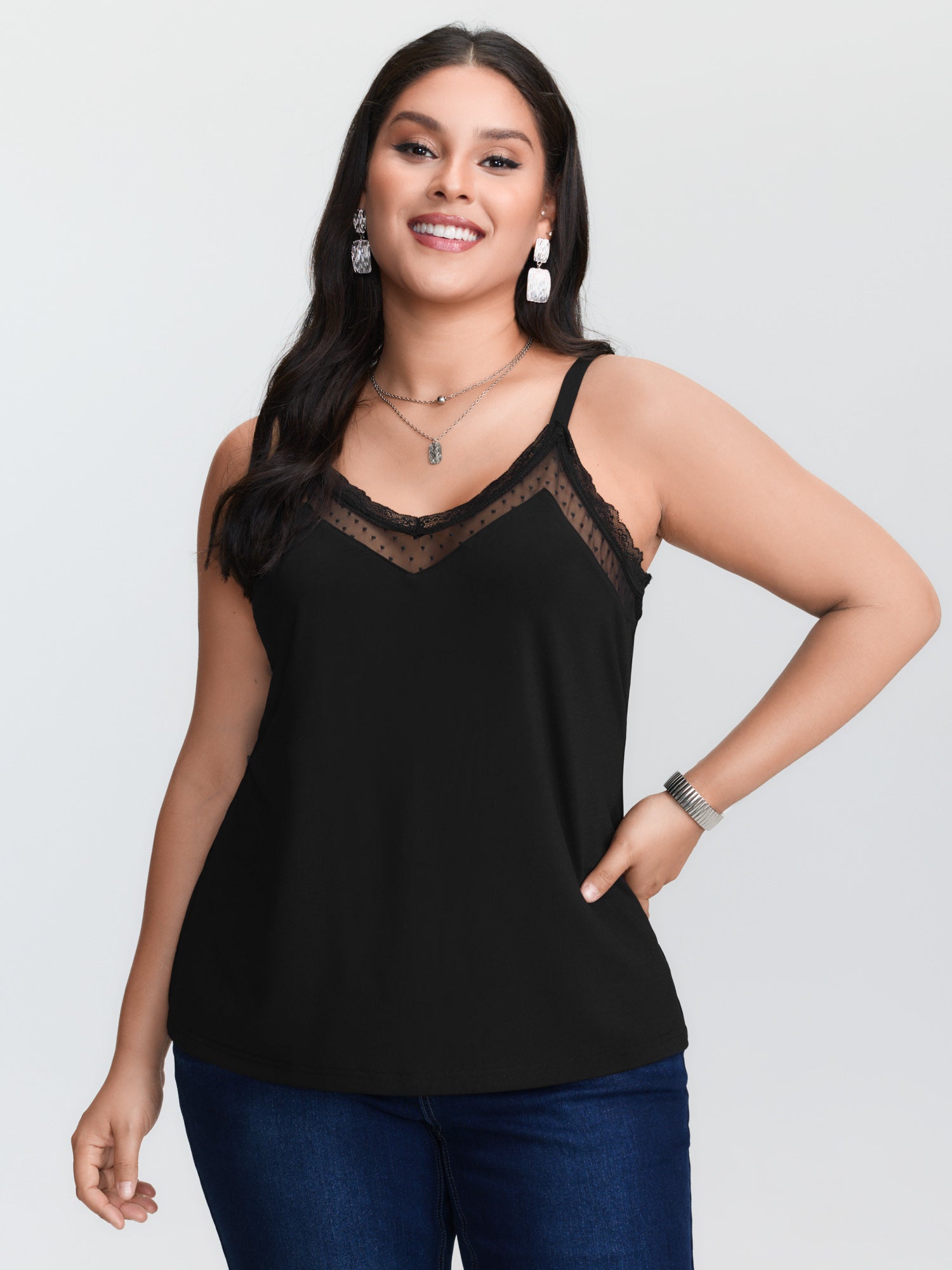 Cami Top Lace - เสื้อกล้ามถักสีดำสำหรับสาวพลัสไซส์ ดีไซน์คอวีตาข่ายสีตัดกัน พร้อมสายสปาเกตตีเส้นเล็ก ความยาวปกติ